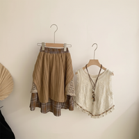 Thumbnail for TinyTrends – Boho Chic & sød – Hæklet top med ternet nederdel