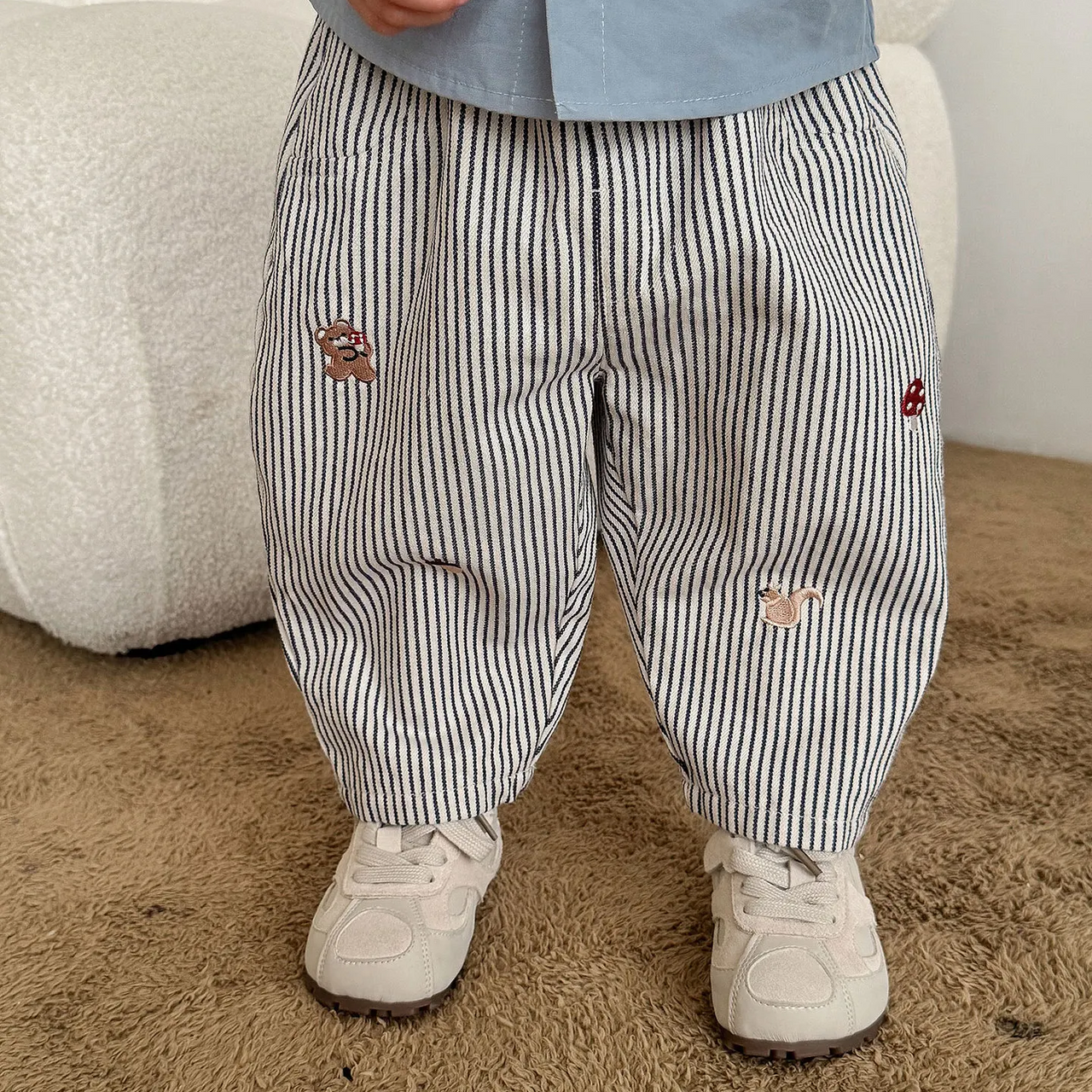 LittlePatch – Blødt og behageligt – Børnebukser med broderede detaljer