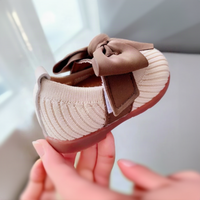Thumbnail for SweetBow – Sødt & praktisk – Strikkede babysko med sommerfuglesløjfe