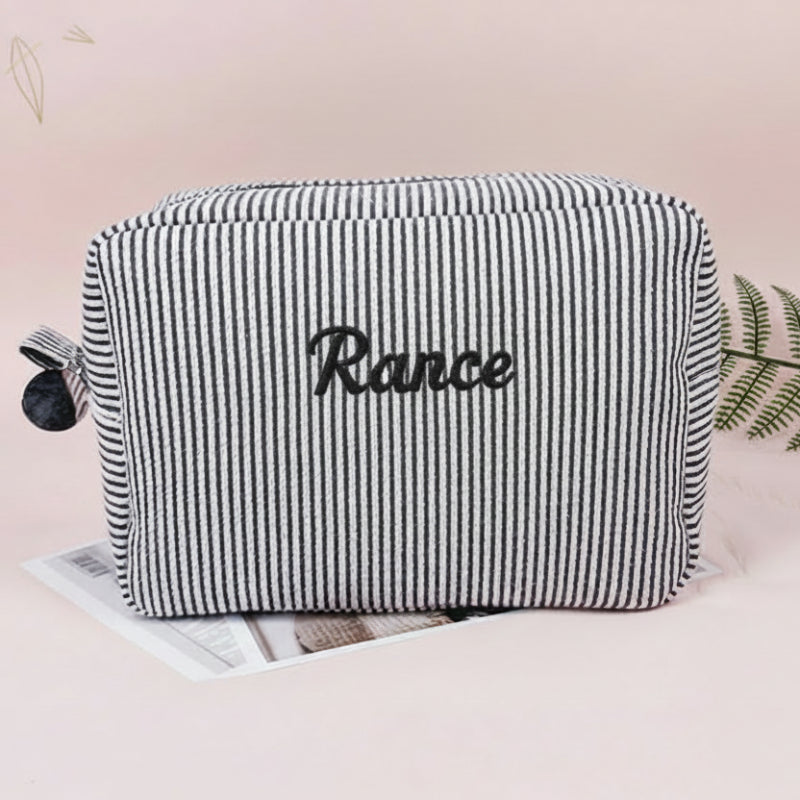 Striped Name Pouch – Personlig og stilfuld – Makeup-taske