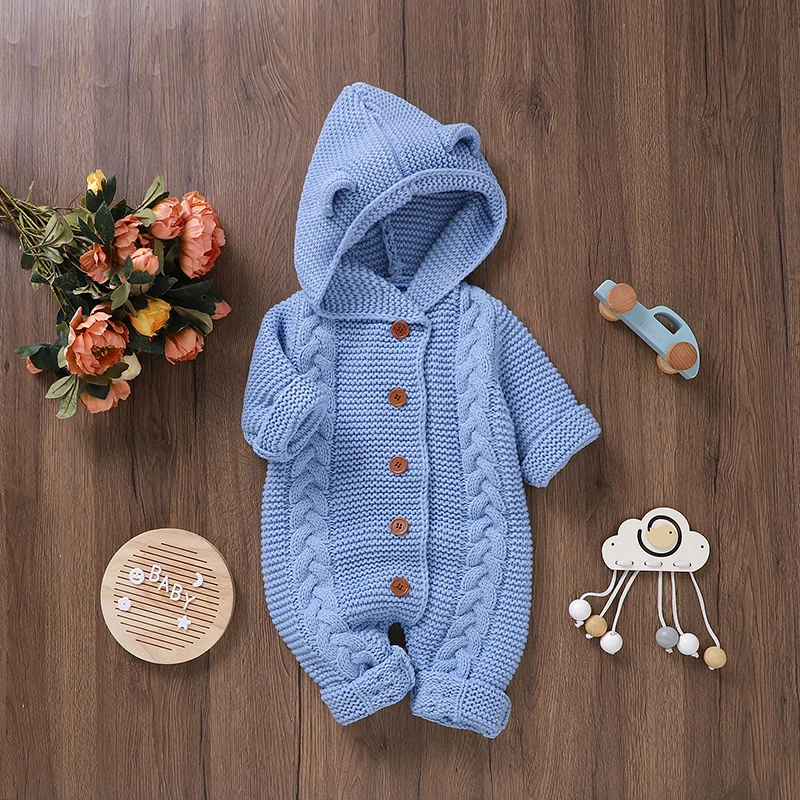 SoftKnit –Varm og sød – strikket baby-jumpsuit med hætte