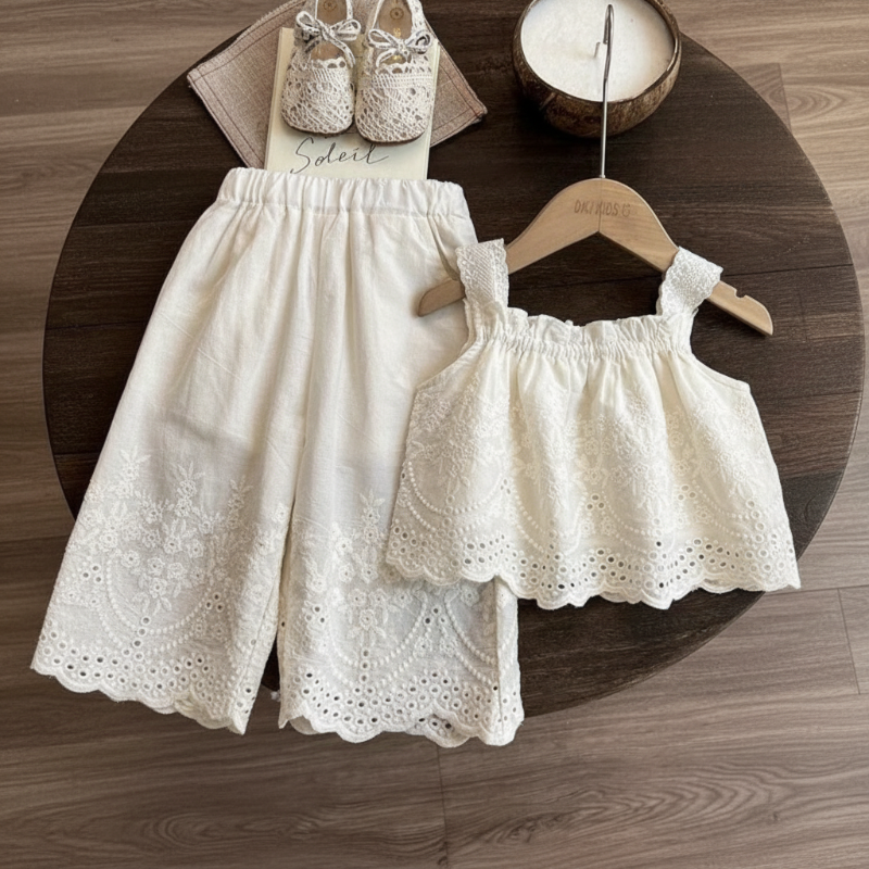 TinyLuxe – Zomerset med blonder-top og bukser med brede ben