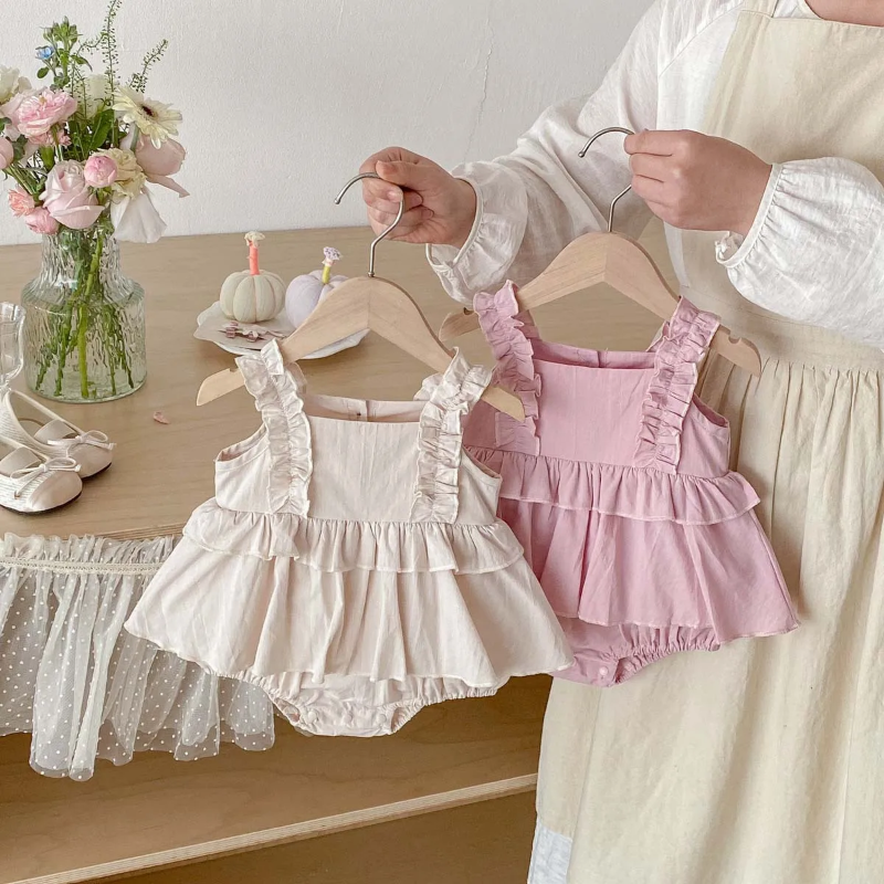 TinyBloom – Sødt & blødt – kjole med flæser til babyer og småbørn