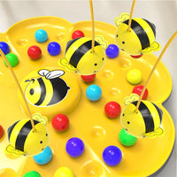 Thumbnail for Buzzy Bee Magnetgame™ - Garanteret en lattereksplosion - Klodset brætspil
