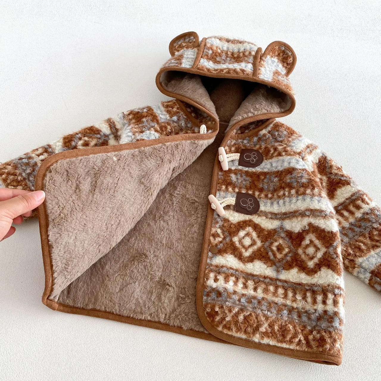 LittleWarm – Hyggelig og stilfuld – Vinterfrakke med Fair Isle-mønster