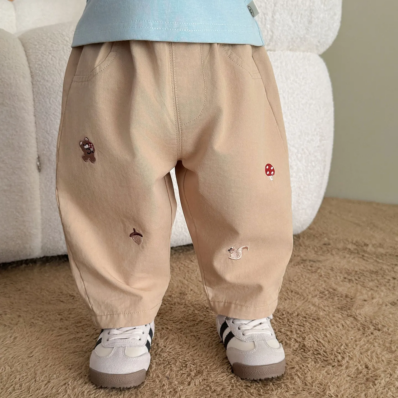 LittlePatch – Blødt og behageligt – Børnebukser med broderede detaljer