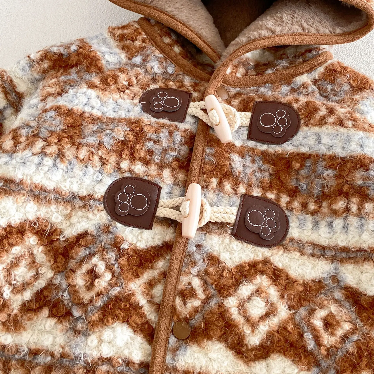 LittleWarm – Hyggelig og stilfuld – Vinterfrakke med Fair Isle-mønster