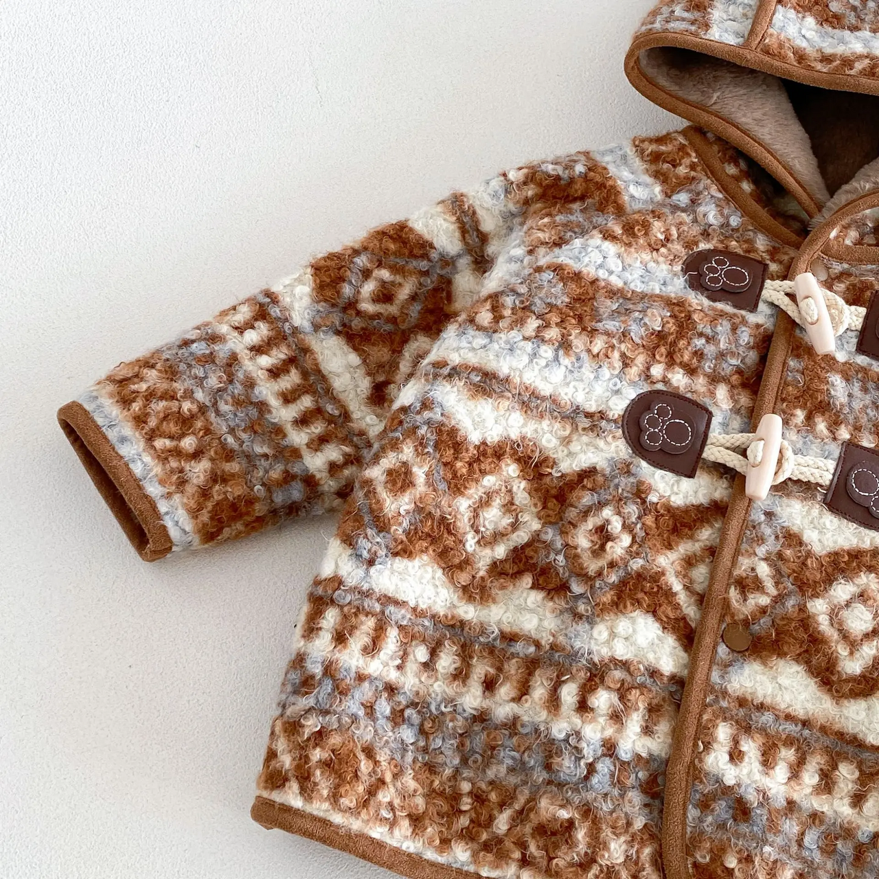 LittleWarm – Hyggelig og stilfuld – Vinterfrakke med Fair Isle-mønster