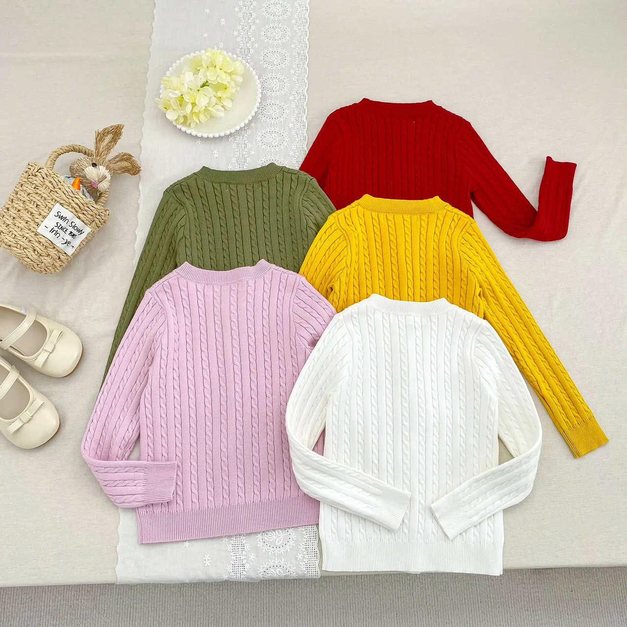 CozyBelle – Elegant og varm – strikket vest med knapper