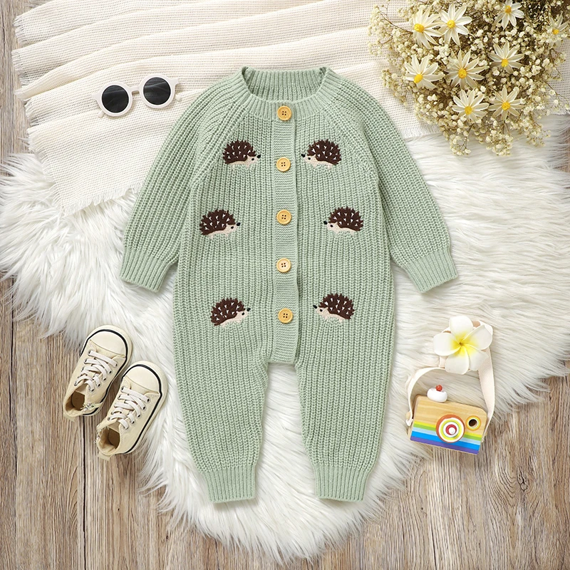 CozyHedge – Blødt & varmt – Strikket baby-jumpsuit med pindsvin-print