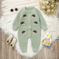 Thumbnail for CozyHedge – Blødt & varmt – Strikket baby-jumpsuit med pindsvin-print