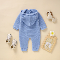 Thumbnail for SoftKnit –Varm og sød – strikket baby-jumpsuit med hætte
