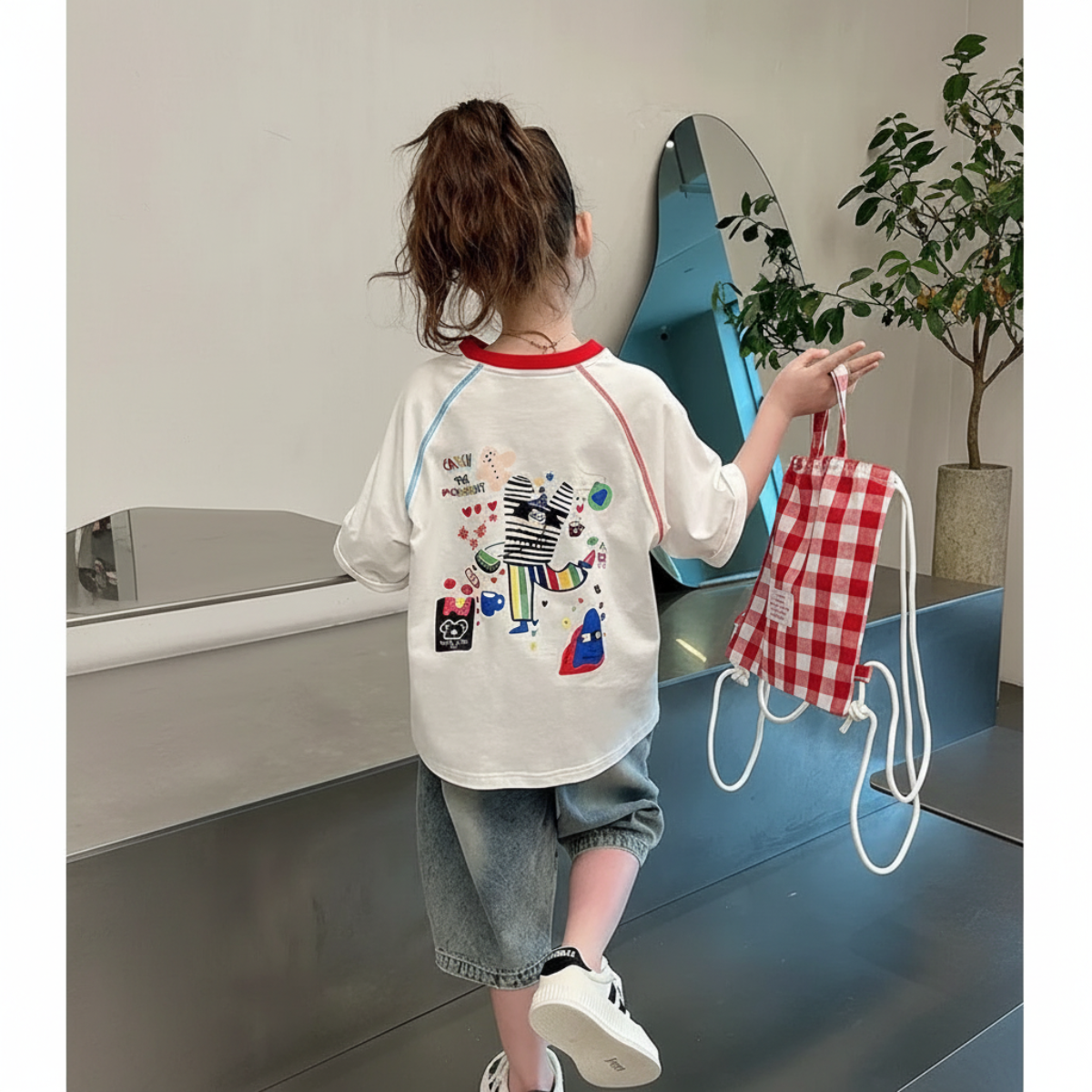 LittleVibe – Leg og kreativitet – Oversized T-shirt med farverig illustration