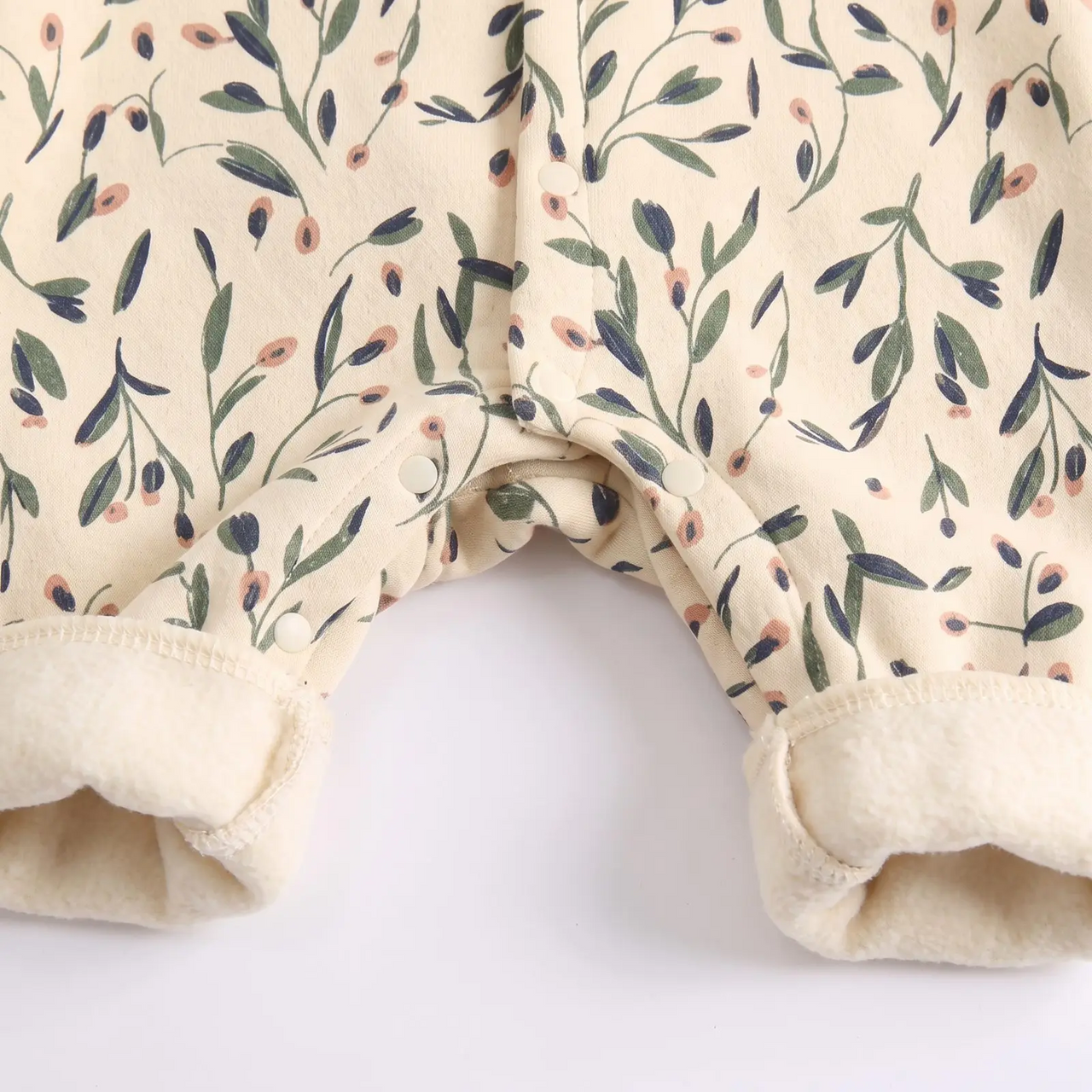 FloraCozy – Blødt & varmt – Vinterbody til babypiger med blomster