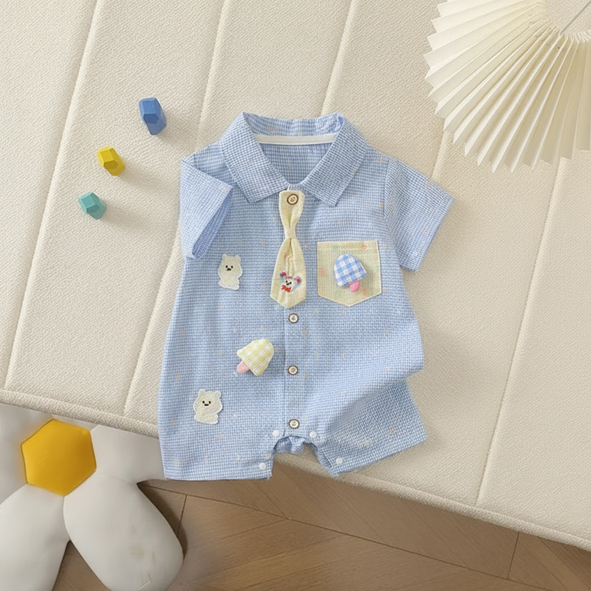 KiddoStyle – Sød & blød – Børnejumpsuit med slips og patch