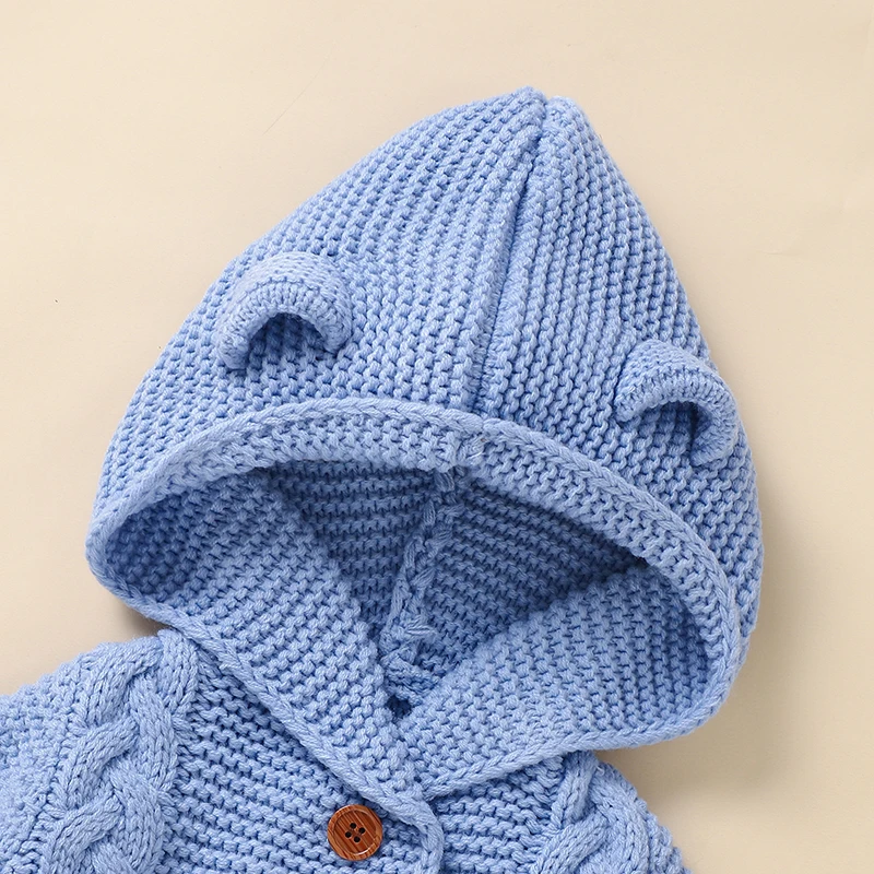 SoftKnit –Varm og sød – strikket baby-jumpsuit med hætte