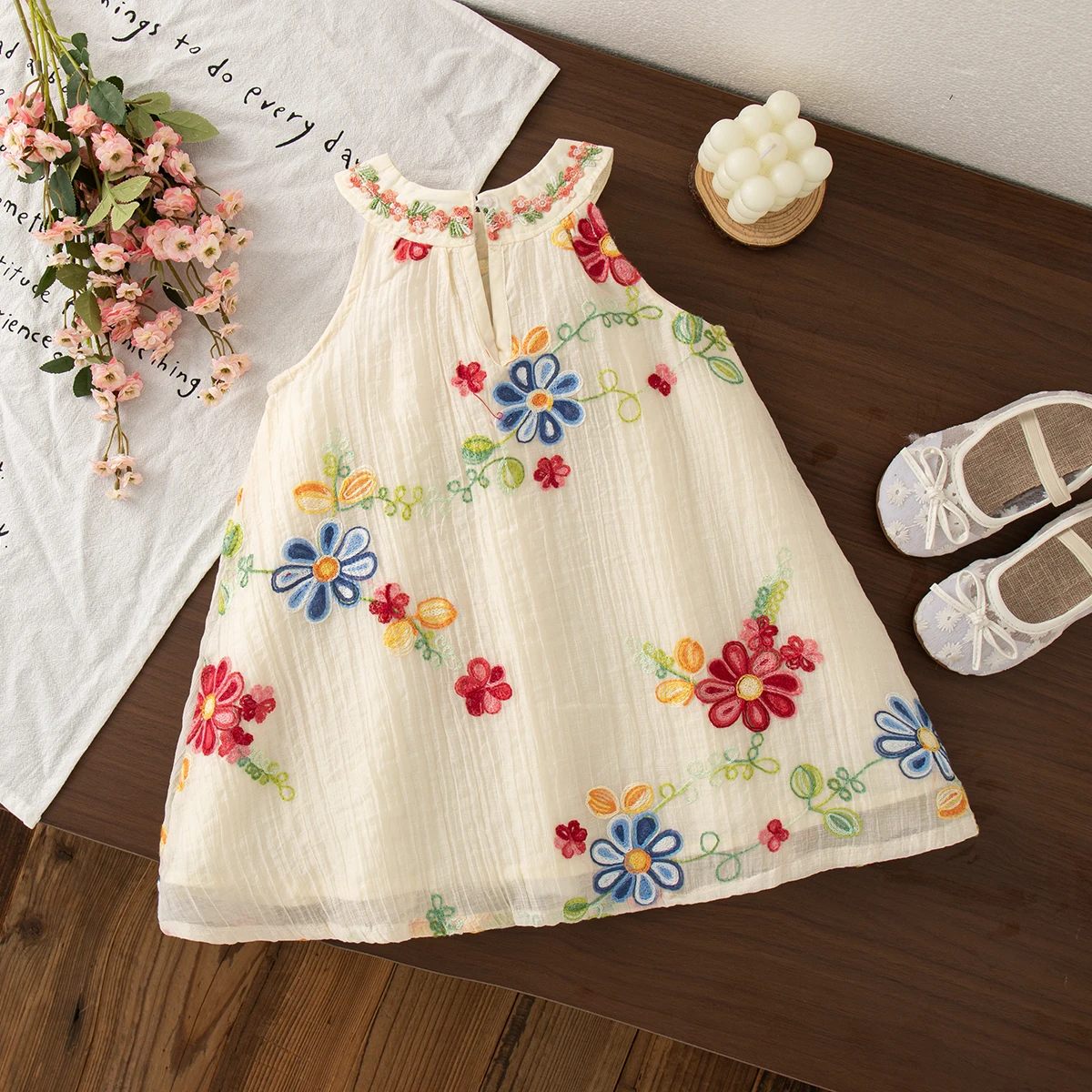 MiniFlora – Let og charmerende – Broderet kjole til små piger