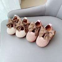 Thumbnail for SweetBow – Sødt & praktisk – Strikkede babysko med sommerfuglesløjfe