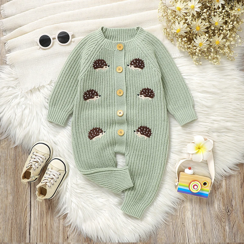 CozyHedge – Blødt & varmt – Strikket baby-jumpsuit med pindsvin-print