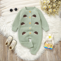 Thumbnail for CozyHedge – Blødt & varmt – Strikket baby-jumpsuit med pindsvin-print