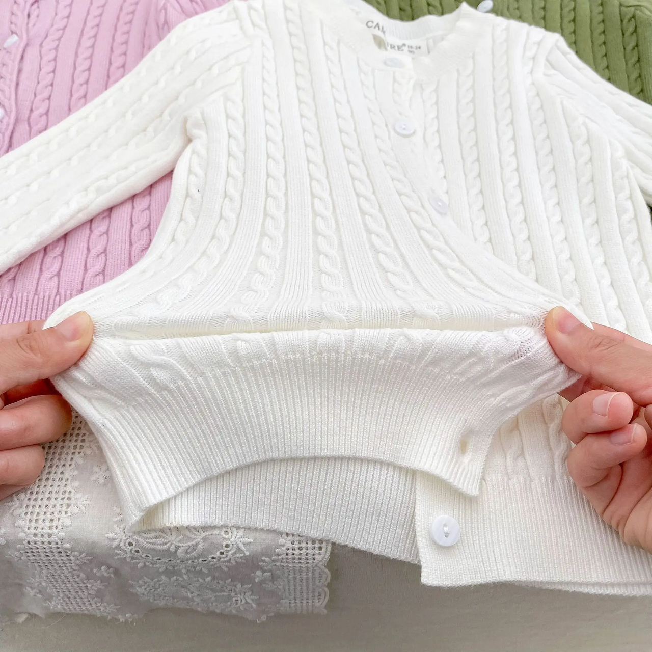 CozyBelle – Elegant og varm – strikket vest med knapper