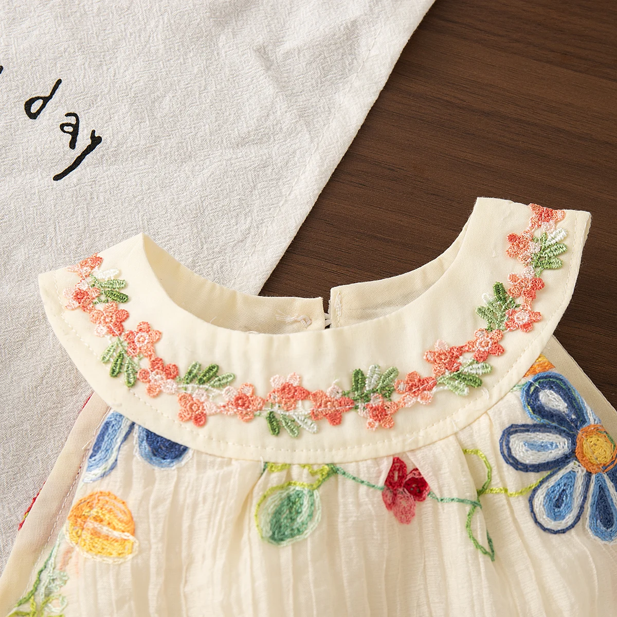 MiniFlora – Let og charmerende – Broderet kjole til små piger