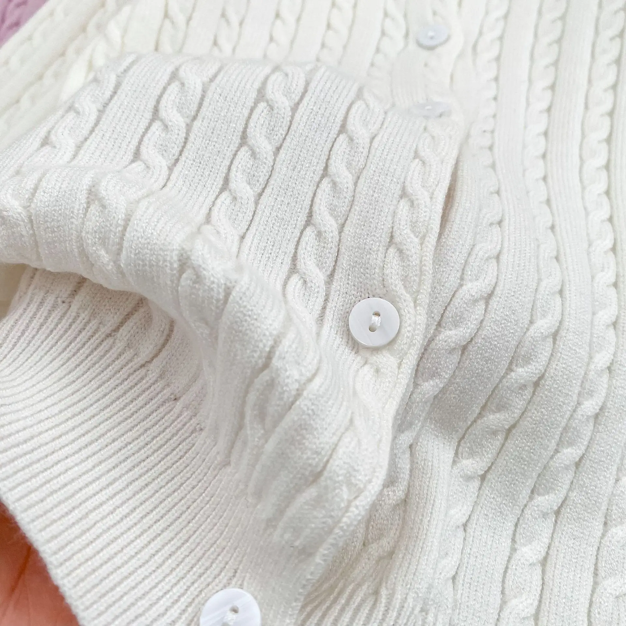 CozyBelle – Elegant og varm – strikket vest med knapper