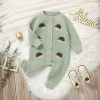 Thumbnail for CozyHedge – Blødt & varmt – Strikket baby-jumpsuit med pindsvin-print