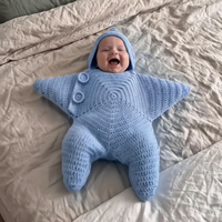 Thumbnail for CozyStar – Blødt & håndlavet – Strikket baby-jumpsuit med stjerneformet mønster