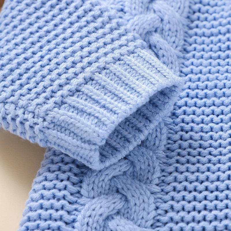 SoftKnit –Varm og sød – strikket baby-jumpsuit med hætte