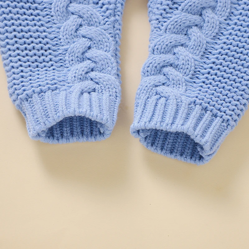 SoftKnit –Varm og sød – strikket baby-jumpsuit med hætte
