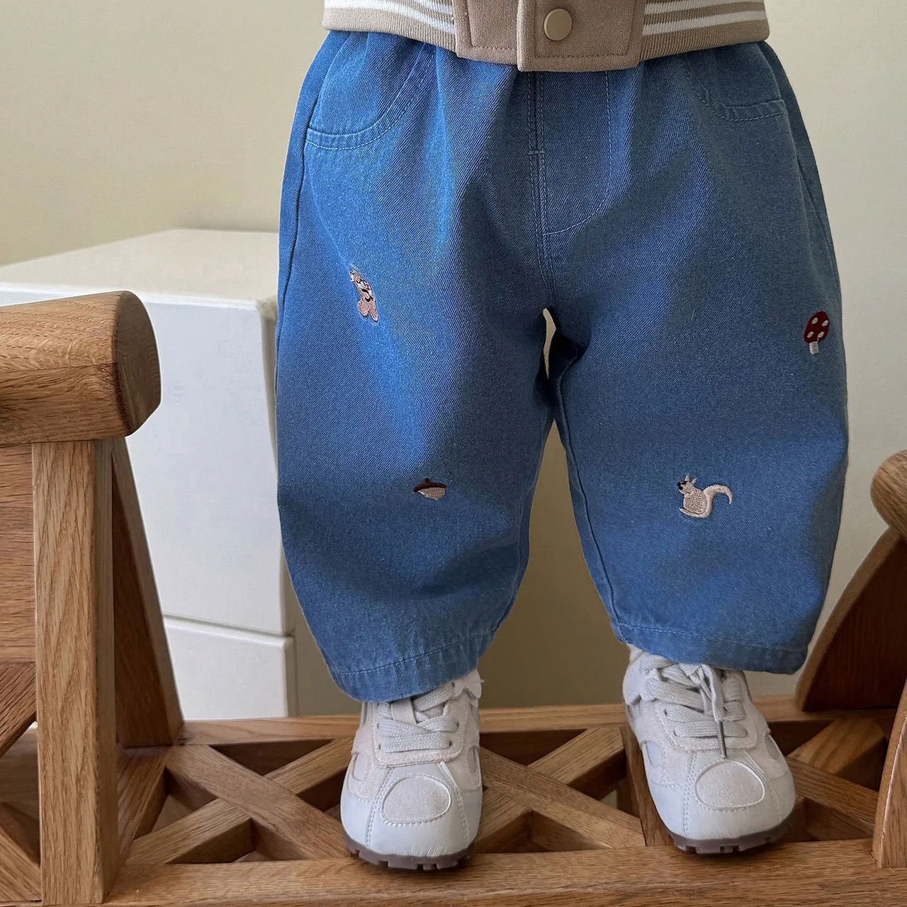 LittlePatch – Blødt og behageligt – Børnebukser med broderede detaljer