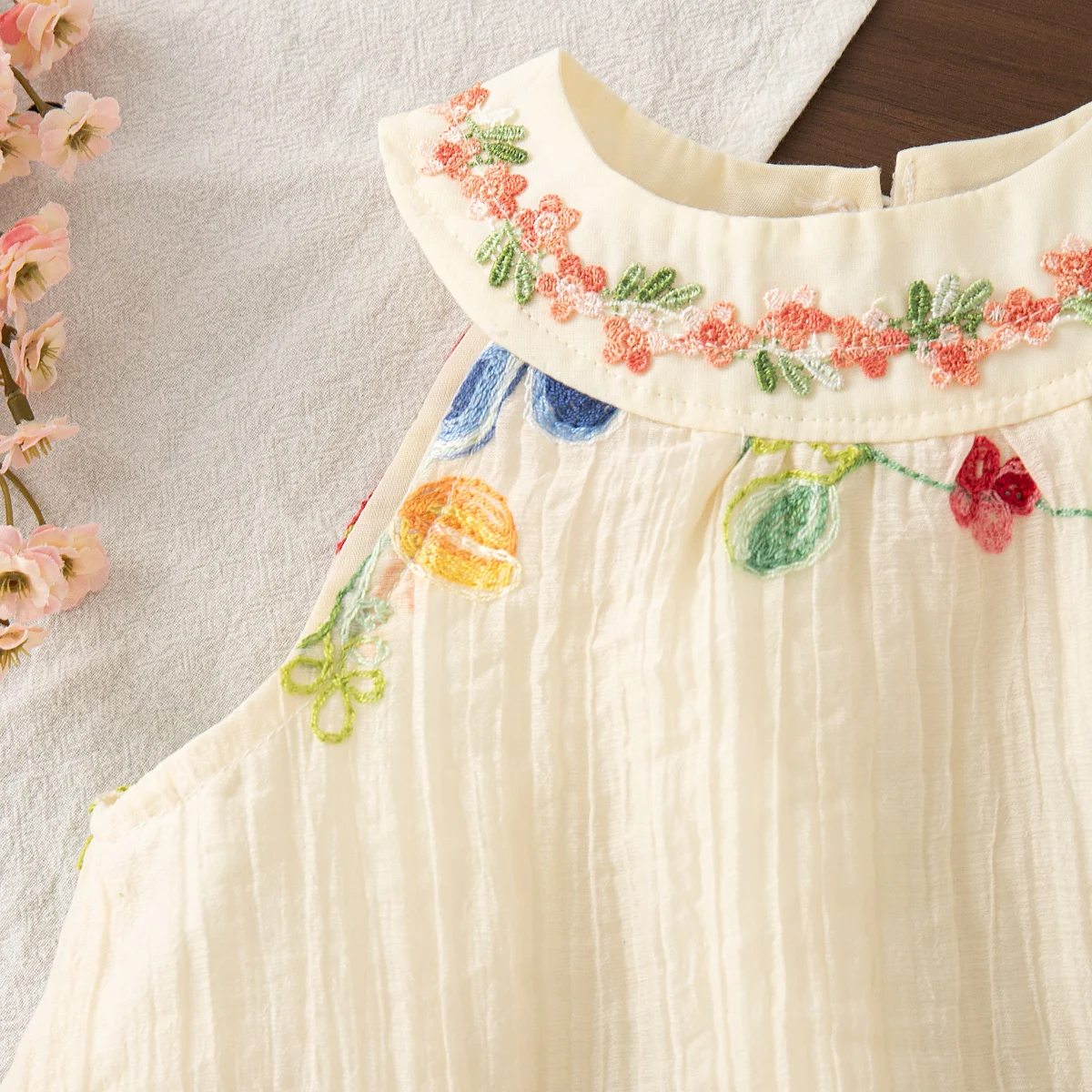 MiniFlora – Let og charmerende – Broderet kjole til små piger