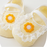 Thumbnail for SweetFeet – Blødt & sødt – babysokker med blomster og blonder
