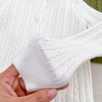 Thumbnail for CozyBelle – Elegant og varm – strikket vest med knapper