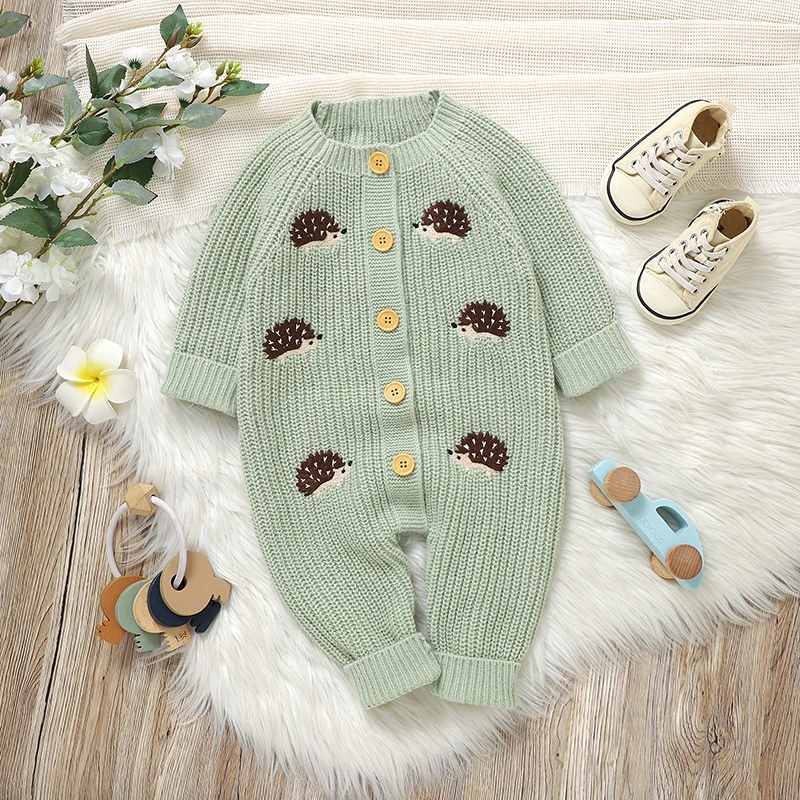 CozyHedge – Blødt & varmt – Strikket baby-jumpsuit med pindsvin-print