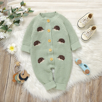 Thumbnail for CozyHedge – Blødt & varmt – Strikket baby-jumpsuit med pindsvin-print