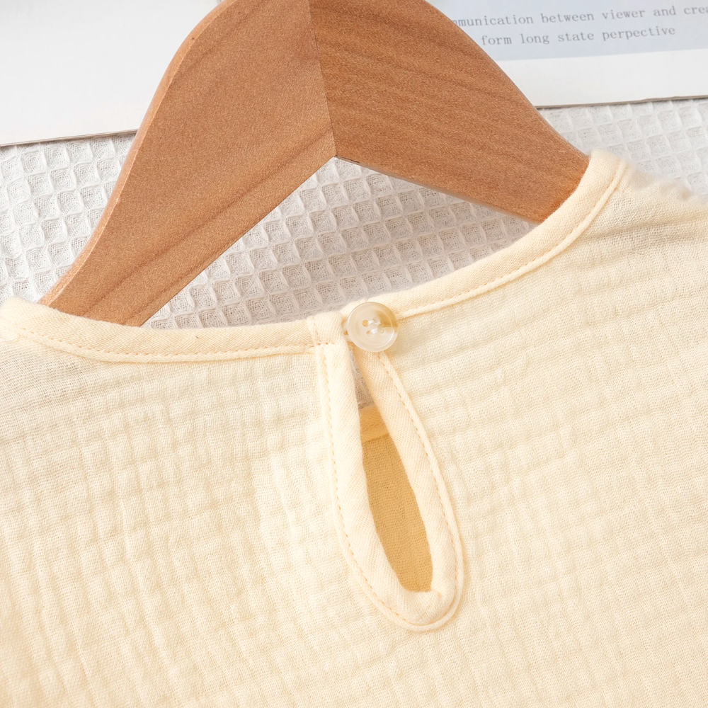 SoftCharm – Elegant og behageligt – Pigesæt med bluse med flæser og lange bukser