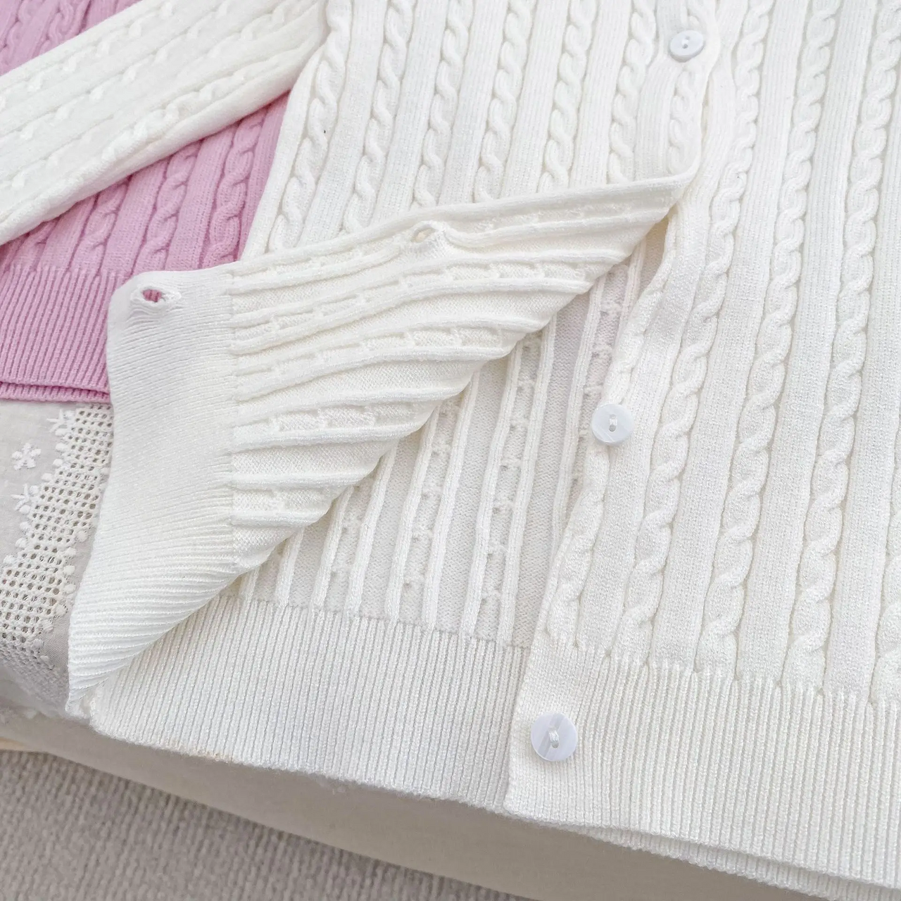 CozyBelle – Elegant og varm – strikket vest med knapper