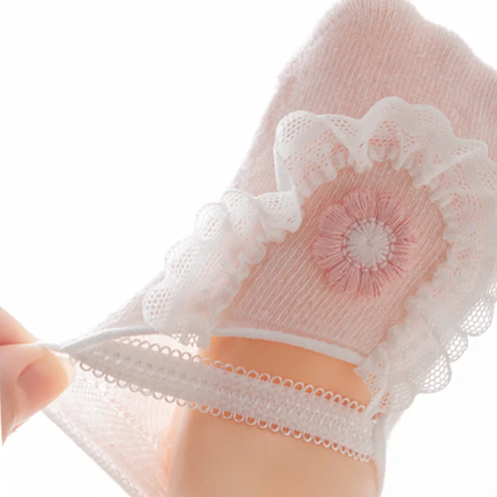 SweetFeet – Blødt & sødt – babysokker med blomster og blonder