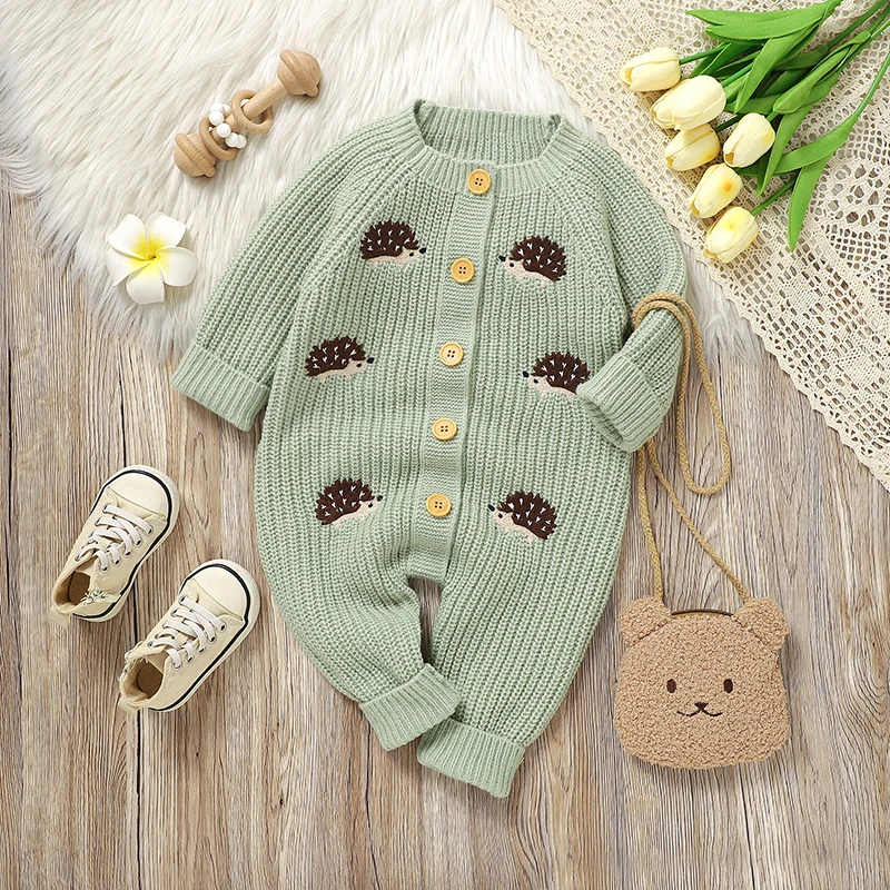 CozyHedge – Blødt & varmt – Strikket baby-jumpsuit med pindsvin-print