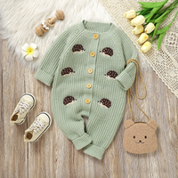 Thumbnail for CozyHedge – Blødt & varmt – Strikket baby-jumpsuit med pindsvin-print
