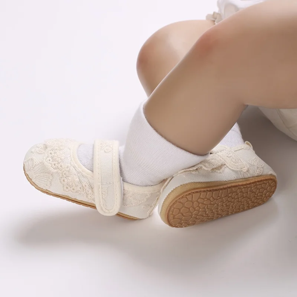 PrincessLace – Elegant & sødt – babysko med blonder og velcrolukning