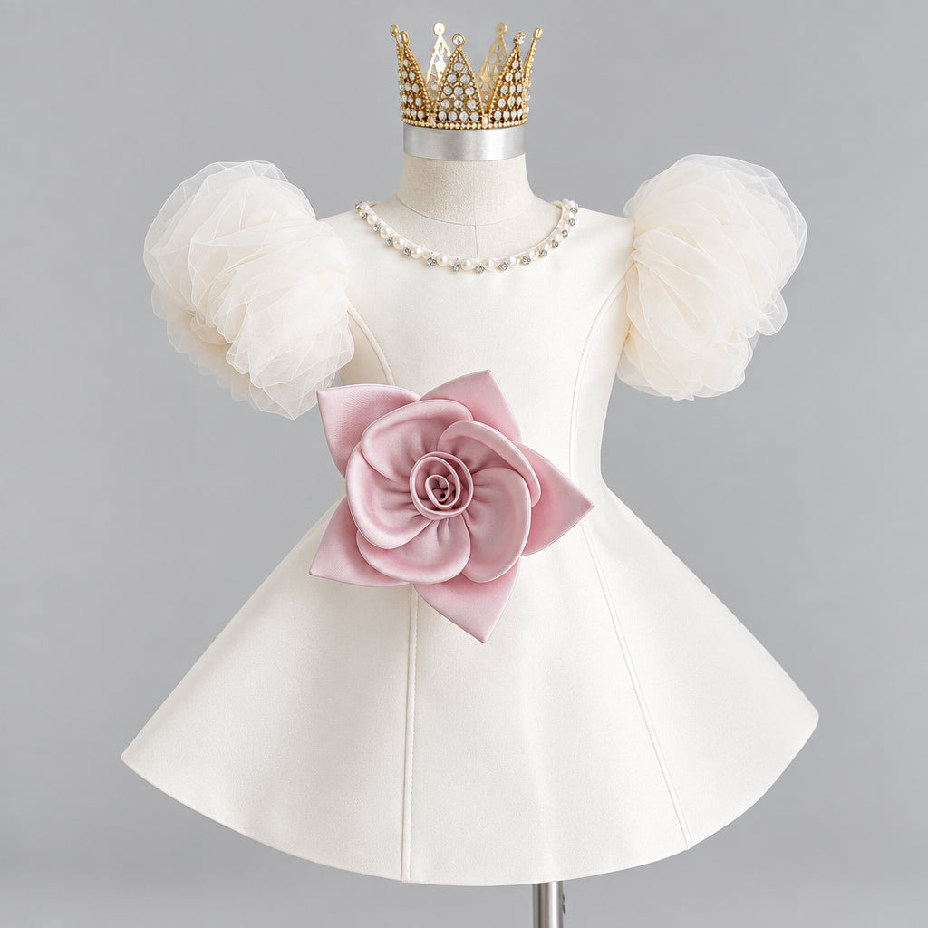 LittleRose – Elegant og festligt – Pige-kjole med 3D-blomst og pufærmer