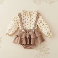 Thumbnail for SweetPea – Babypige-outfit med flæser og blomsterprint