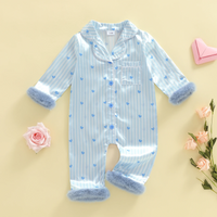 Thumbnail for TinyLove – Blødt & varmt – Baby-jumpsuit med hjerteprint og plysdetaljer