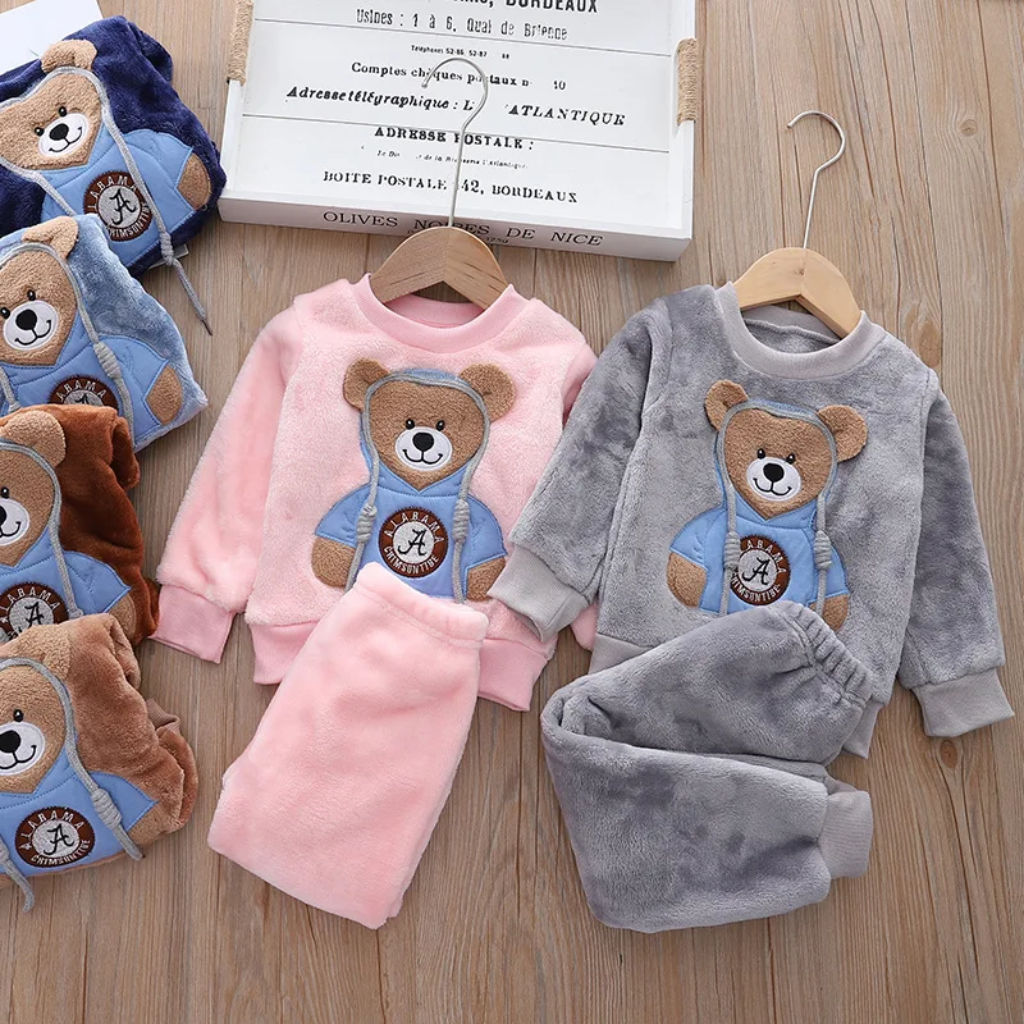 CozyBear – Varmt & blødt – Træningsdragt til børn med bjørnemotiv