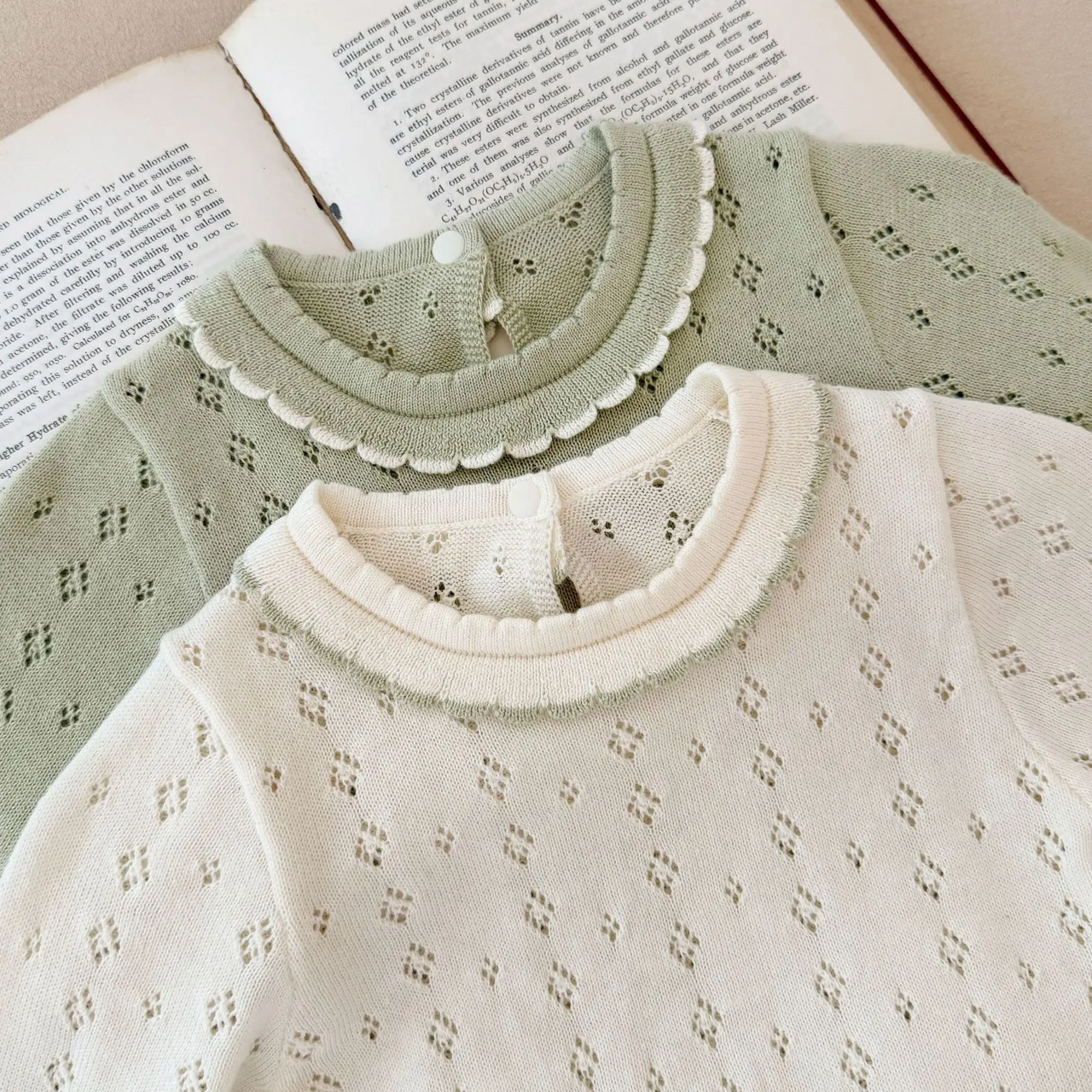 MiniBelle – Elegant og blød – Strikket babykjole med flæsedetaljer