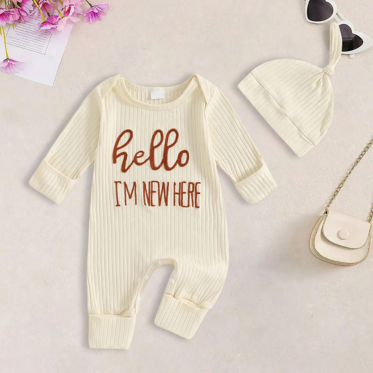 CuddleBaby – Hej, jeg er ny her – Sæt med baby-jumpsuit og hue