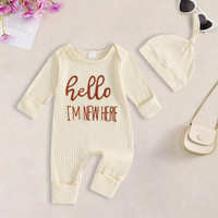 Thumbnail for CuddleBaby – Hej, jeg er ny her – Sæt med baby-jumpsuit og hue